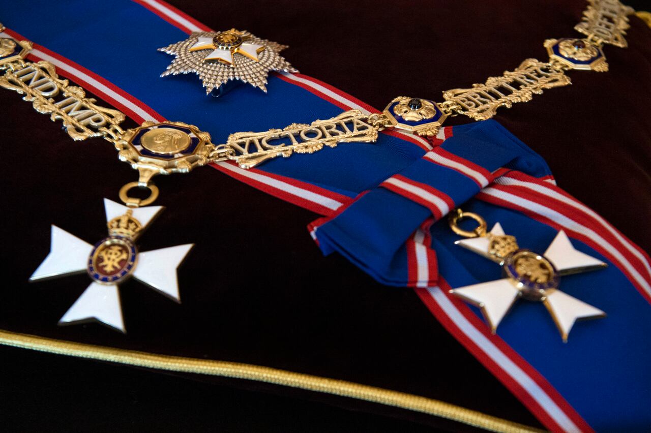 Detalle de la banda, collar y broche de la Real Orden Victoriana.