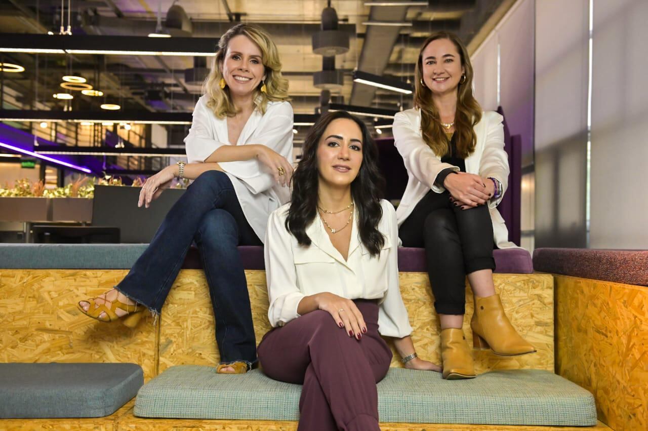 Livia Chanes, CEO de Nu Brasil, Cristina Junqueira, cofundadora y Directora de Crecimiento de Nubank y Marcela Torres, gerente de Nu en Colombia.