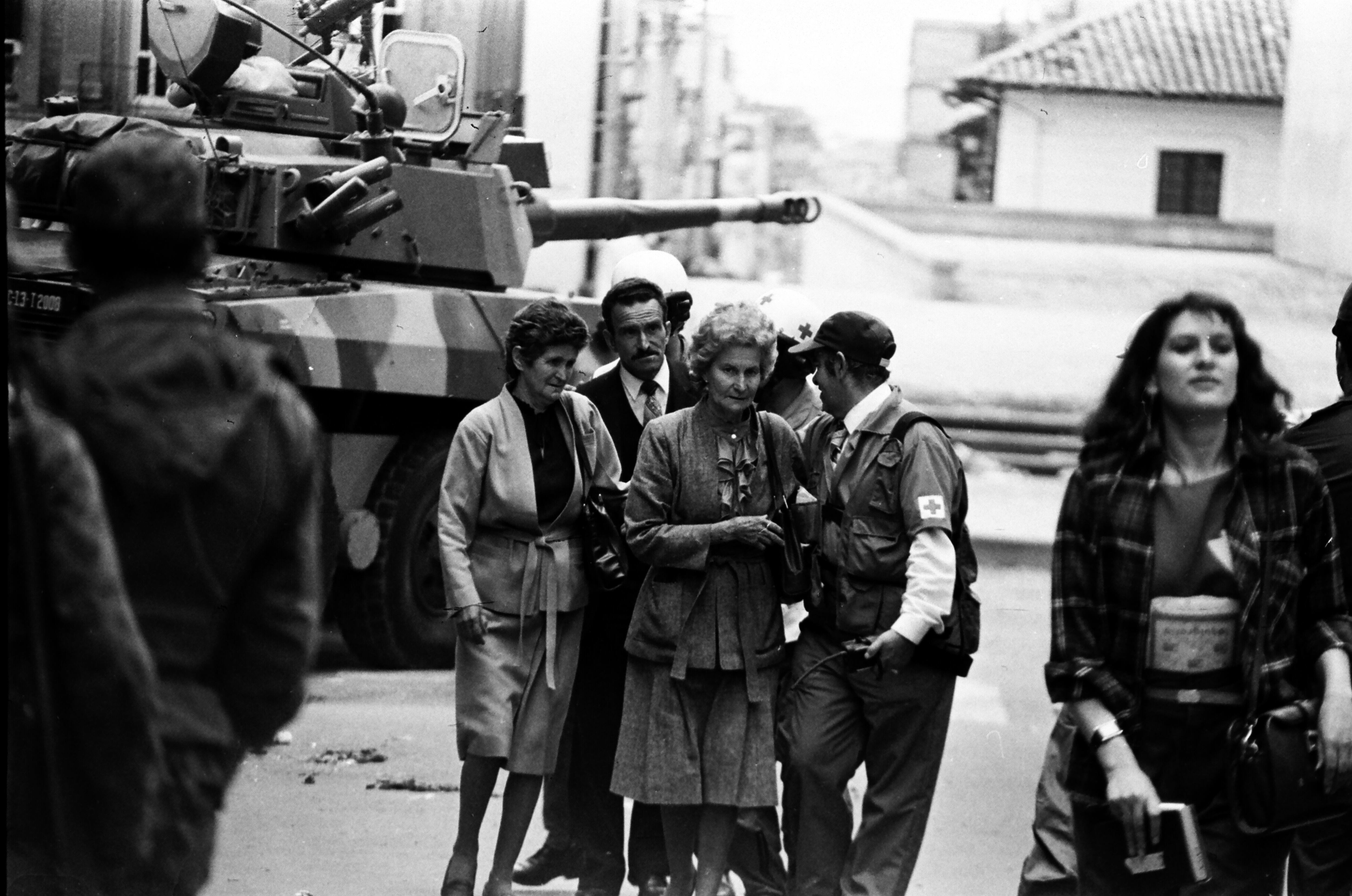 “Yo pedí cambio al noticiero en la emisora y dije: ‘Se acaban de tomar el Palacio’. Mi jefe no me creyó, que era imposible. Pero era cierto”, relató a SEMANA la experimentada periodista.