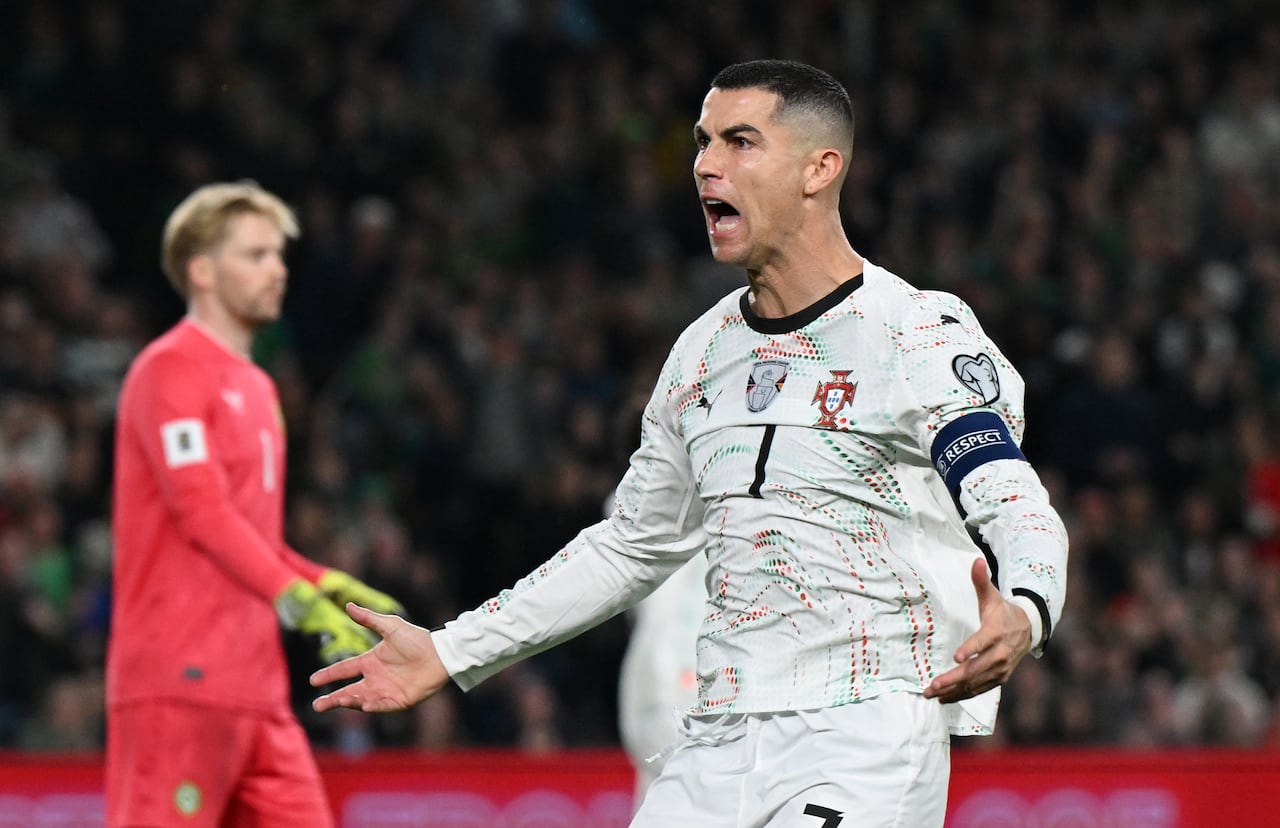 Cristiano Ronaldo durante el partido contra Irlanda en las Eliminatorias UEFA.