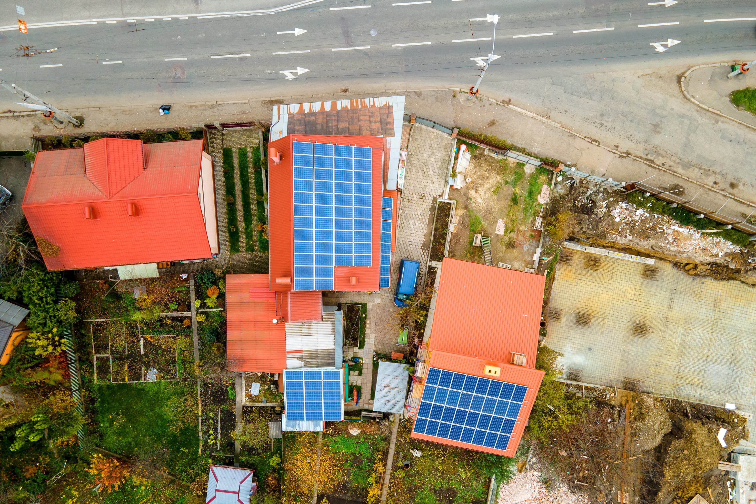 La buena energía es el camino. Gracias a la financiación de más de 350 proyectos de eficiencia energética y energías renovables, Davivienda ha logrado evitar la emisión de 890.000 toneladas de CO₂.