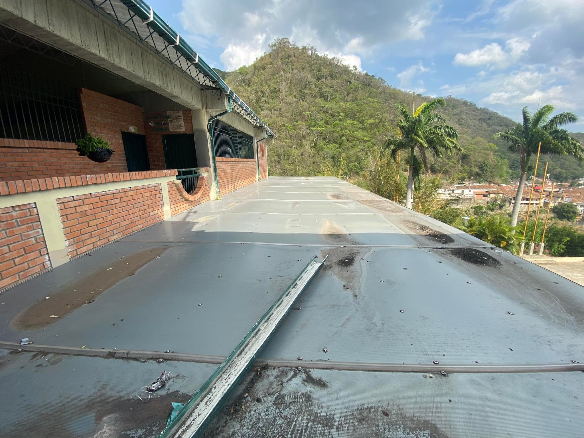 El deterioro del colegio es notorio.