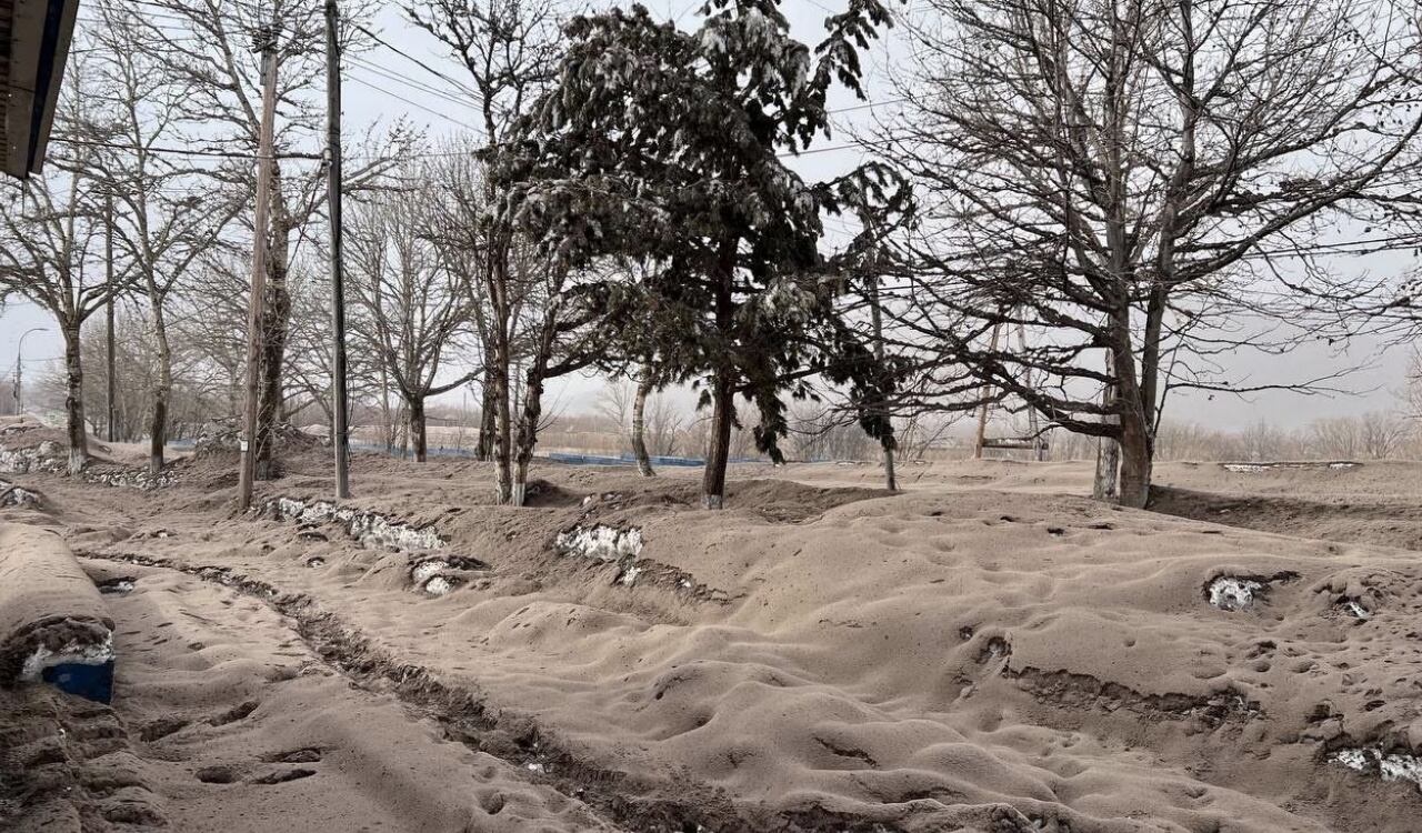 Las cenizas cubrieron varias calles de la población de Klyuchi, cercana al volcán Shiveluch