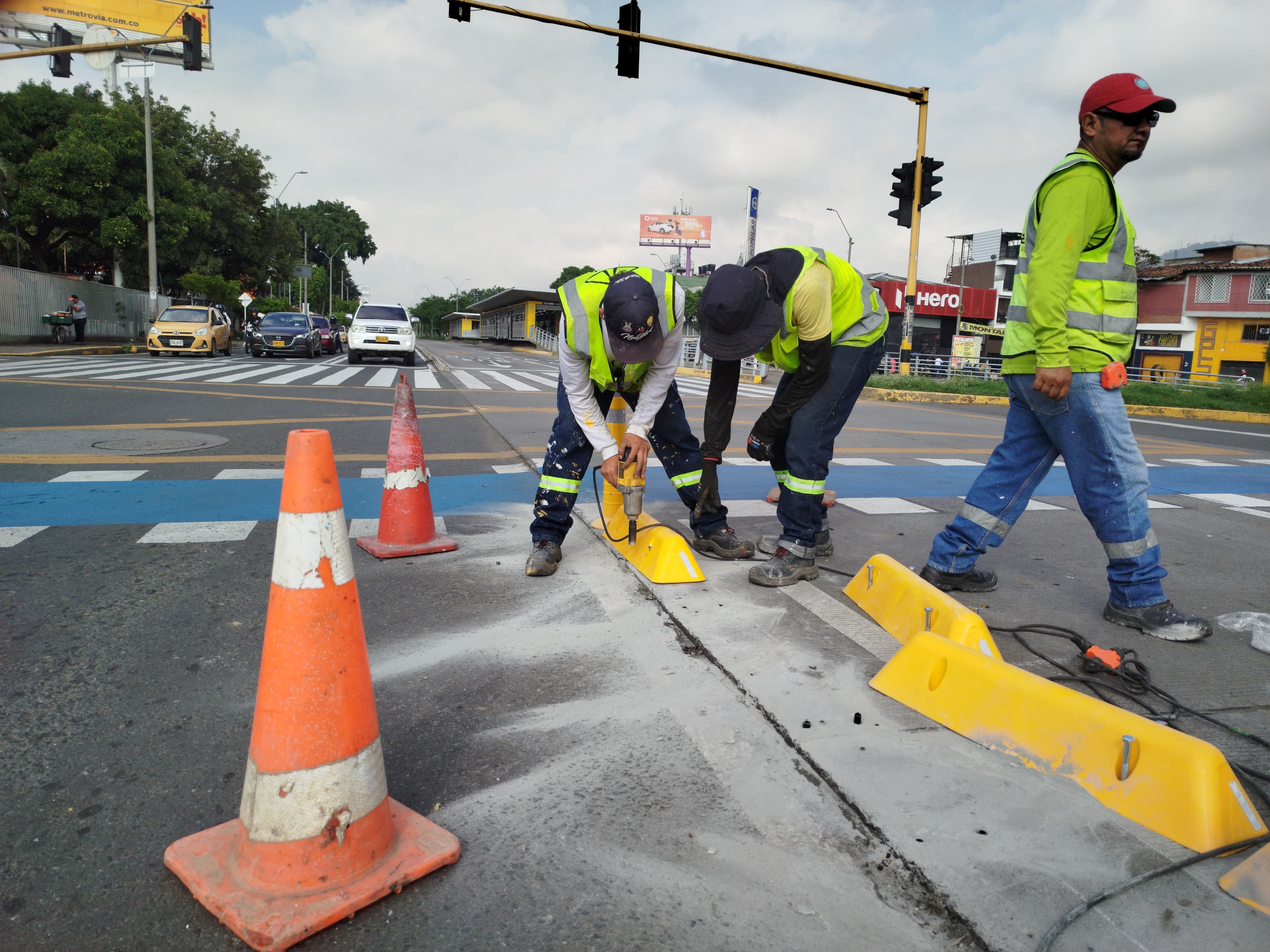 Cali: Trabajos de cambios de taches viales en la cr 1 con calle 44. Foto Aymer Álvarez.