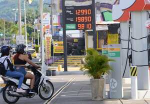 Cali: Economía. Nuevamente, el precio de la gasolina corriente se incrementó en 600 pesos, igual que el mes pasado, llegado en Cali a los casi 13 mil pesos por galón en ciertas estaciones. Todo esto dentro de las últimas declaraciones del presidente Gustavo Petro dice que no habrá cambios en política de importación de gasolina foto José L Guzmán. El País junio 4-23