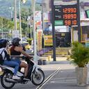 Cali: Economía. Nuevamente, el precio de la gasolina corriente se incrementó en 600 pesos, igual que el mes pasado, llegado en Cali a los casi 13 mil pesos por galón en ciertas estaciones. Todo esto dentro de las últimas declaraciones del presidente Gustavo Petro dice que no habrá cambios en política de importación de gasolina foto José L Guzmán. El País junio 4-23