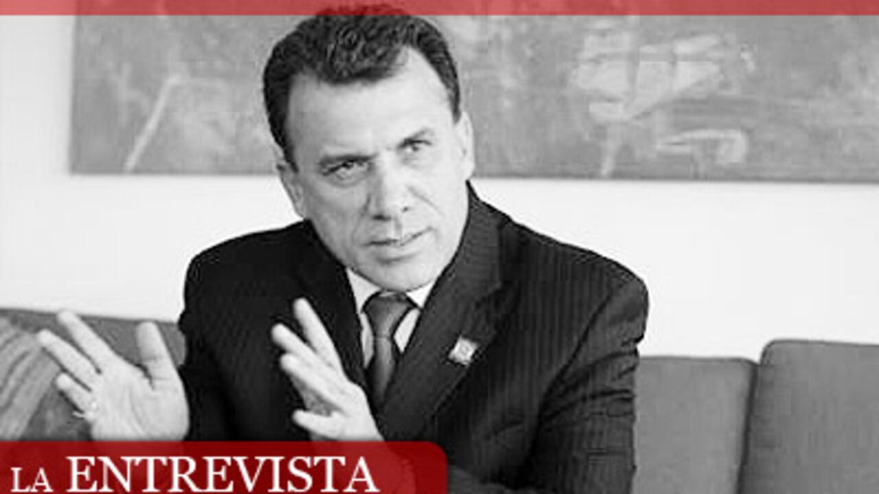 La férrea defensa de Roy Barreras, senador del Partido de La U, al presidente Álvaro Uribe, le costó su relación con Vargas Lleras. Ahora, más distante de los postulados de Uribe, le quiere ayudar a Santos a conseguir la paz.