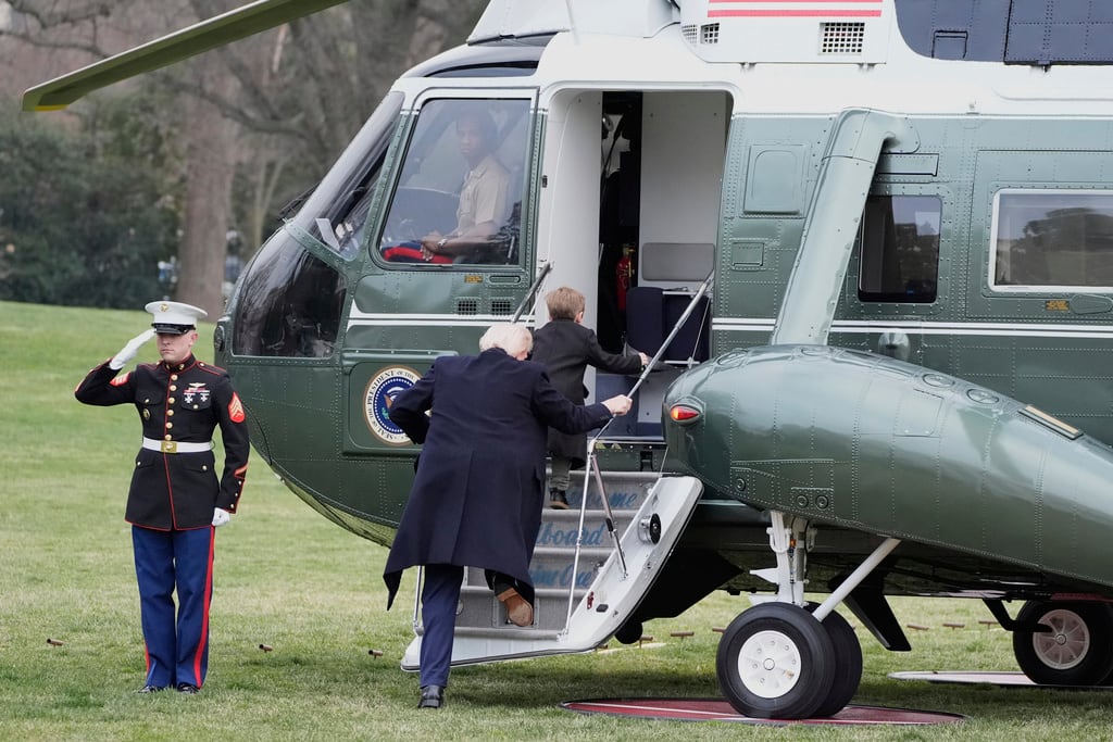 El presidente Donald Trump sigue al hijo de Elon Musk, X Æ A-Xii, en el Marine One, en el Jardín Sur de la Casa Blanca, el viernes 14 de marzo de 2025, en Washington. (Foto AP/Alex Brandon)