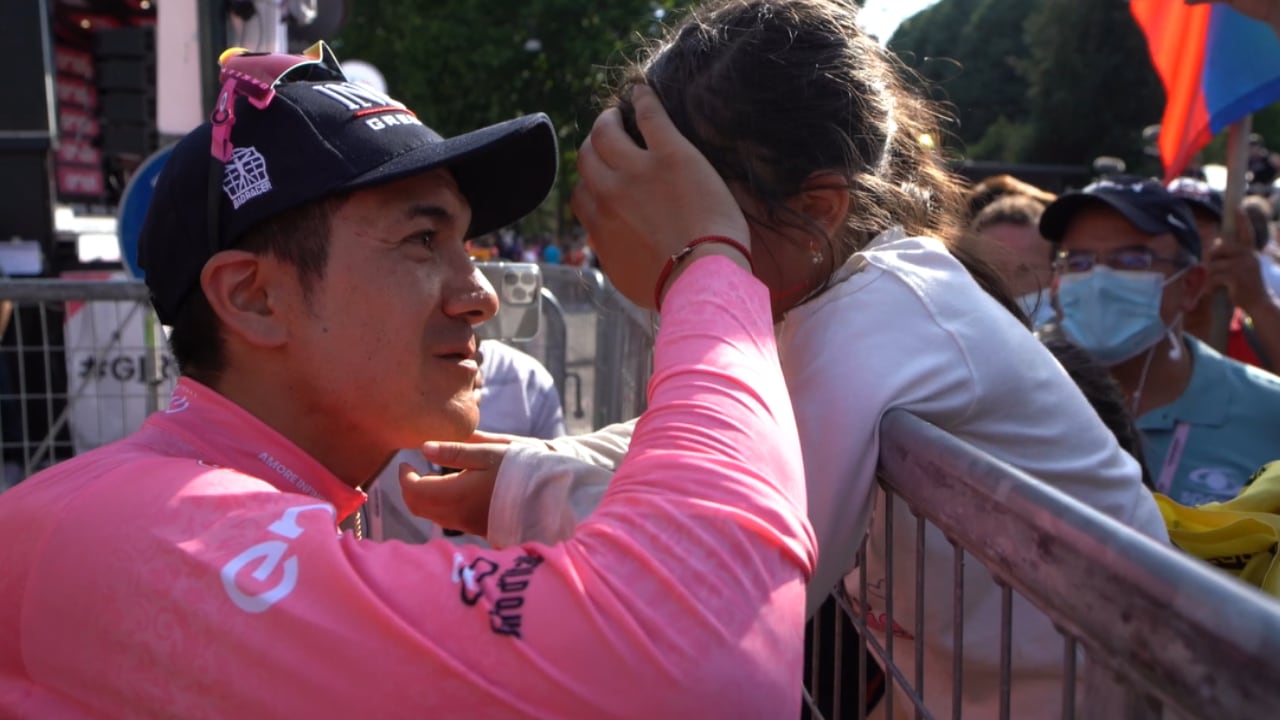 Richard Carapaz celebró con su familia luego del terminar tercero en la etapa 14