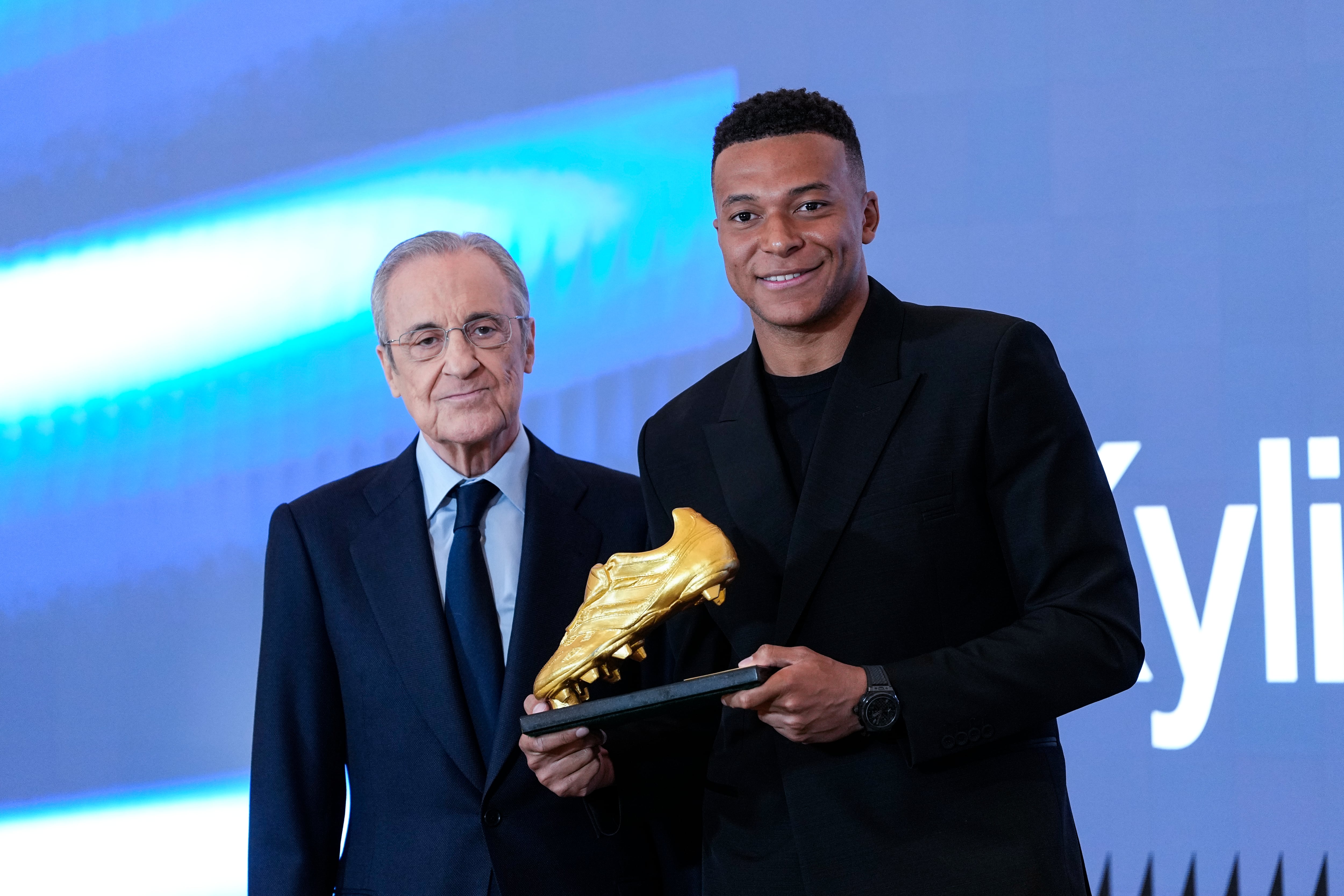 Kylian Mbappé junto al presidente del Real Madrid, Florentino Pérez