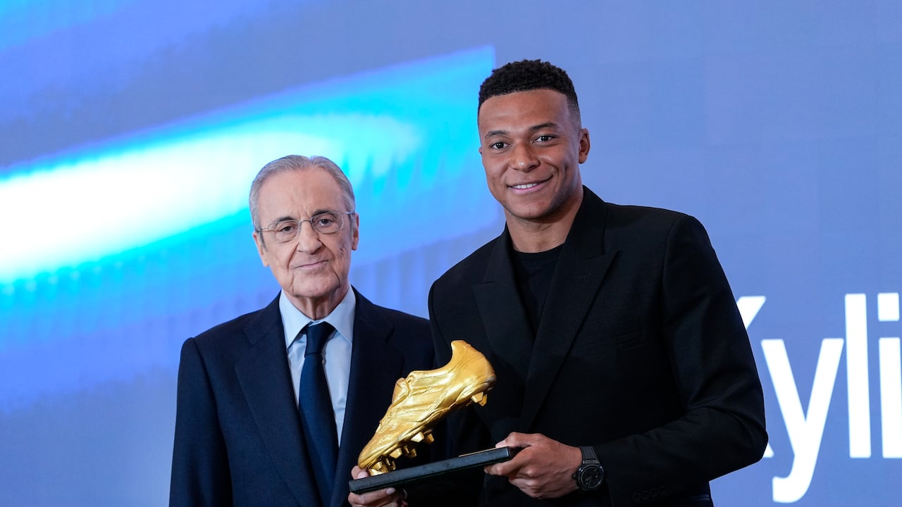 Kylian Mbappé junto al presidente del Real Madrid, Florentino Pérez