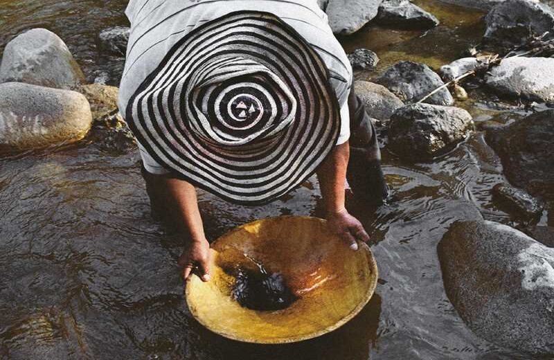 Un indígena busca oro en El Palo, Cauca. Conscientes de los efectos ambientales, muchos mineros de la región no usan mercurio u otros químicos en el proceso.