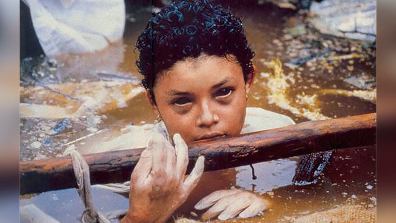 Omayra Sánchez, símbolo de la tragedia de Armero. Ella agonizó por tres días frente a un grupo de socorristas que no pudieron sacarla del lodo.