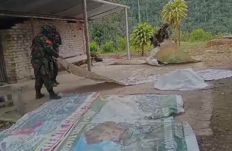 Como parte de la operación Perseo, los solados adelantan el desmonte de las vallas que los disidentes de las Farc instalaron en varios puntos del corregimiento de El Plateado, Argelia.