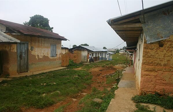 El abandono es evidente. Las fachadas de las casas se están descascarando, las luz llega por ratos y no hay centro de salud.