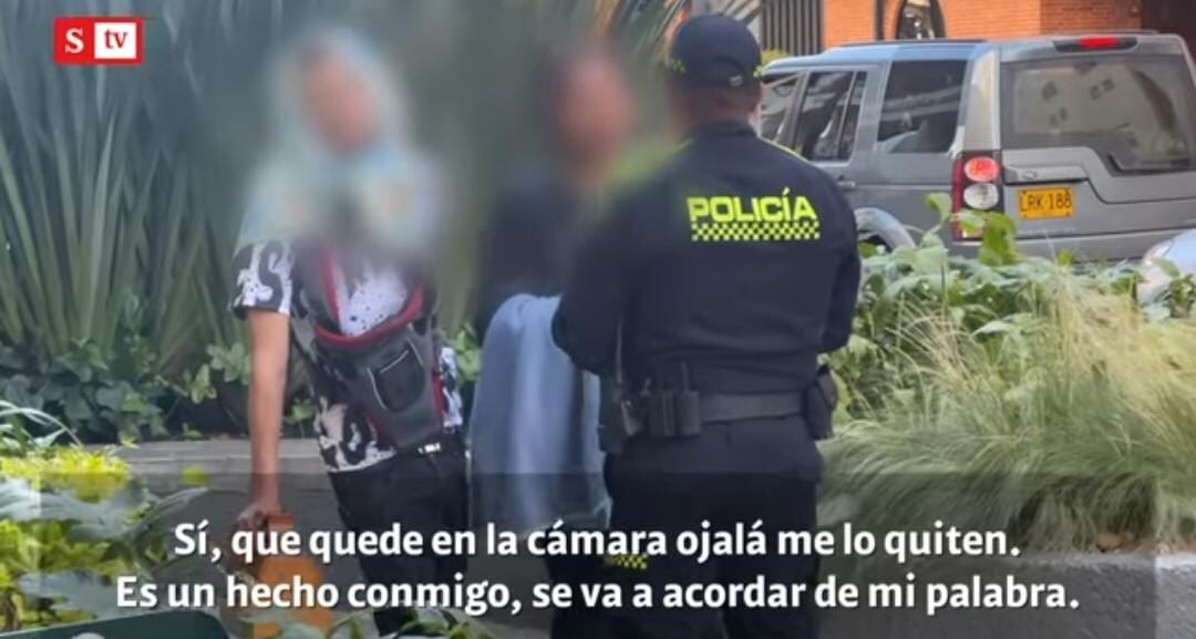 El hombre pide dinero con diferentes niños presentandolos como suyos