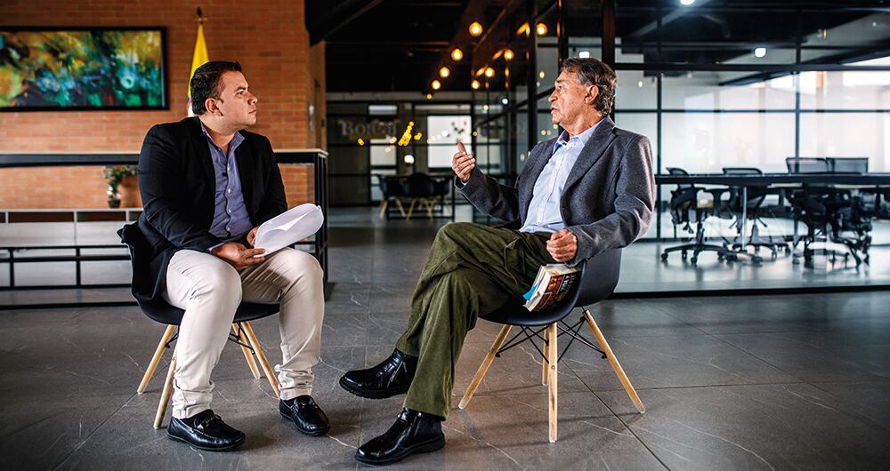 El periodista Francisco Argüello se encontró con Carlos Lehder en un edificio ubicado en el norte de Bogotá. A la derecha, la reconocida abogada Sondra Macollins, defensora de Carlos Lehder.