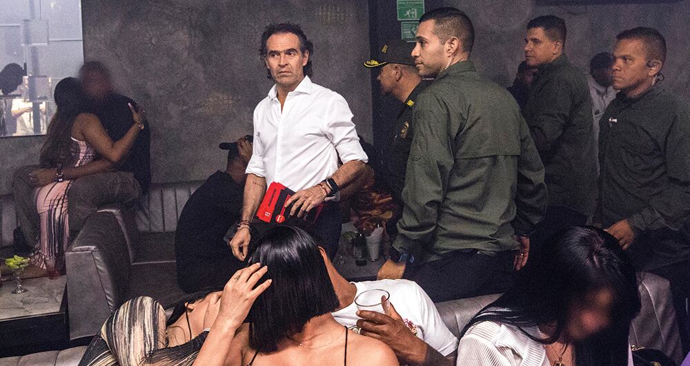 Este es el triste panorama que se ve en muchas calles de Medellín, principalmente en El Poblado y el centro de la ciudad. Las redes de explotación sexual han ganado terreno, imparten órdenes y negocian los cuerpos de mujeres en dólares. 