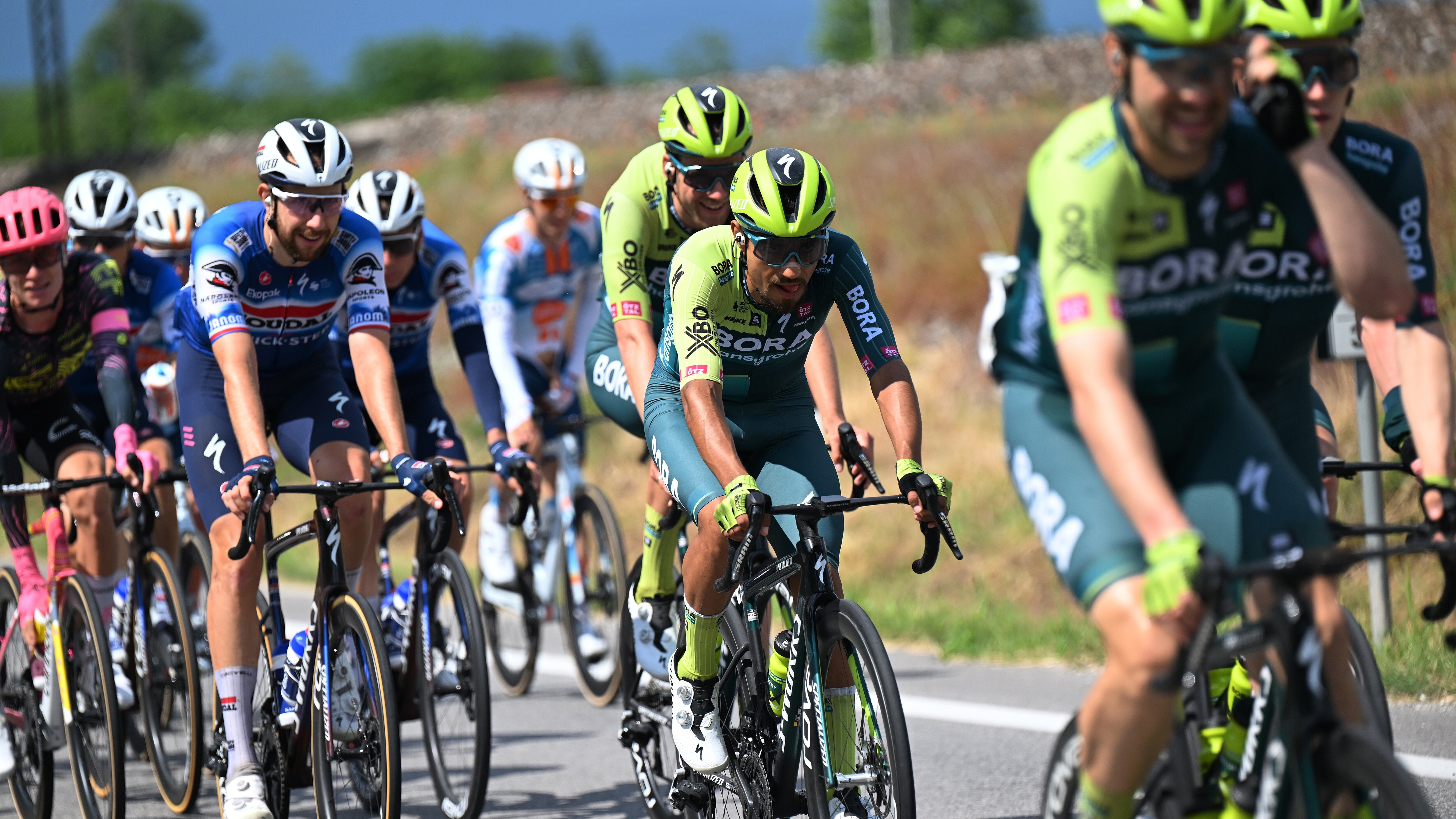 Daniel Martínez en medio de la etapa 18 del Giro de Italia 2024.