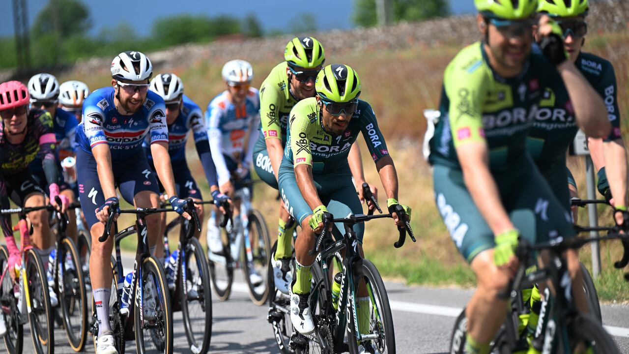 Daniel Martínez en medio de la etapa 18 del Giro de Italia 2024.