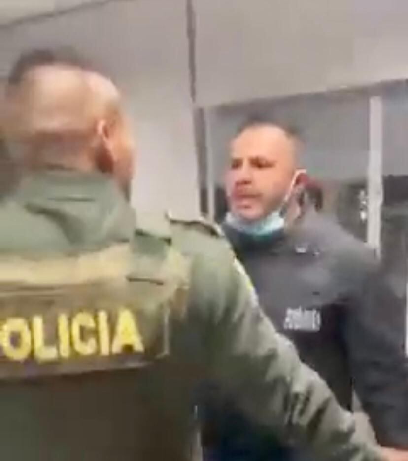 Momento en el que el agente del CTI salé de la oficina a empujar al uniformado de Policía