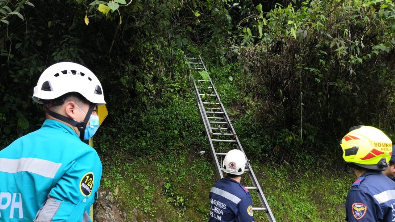 Dagrd, Medellín atienden incidente por la creciente súbita de la quebrada Santa Elena Km3 + 800.
16 bañistas que se encontraban en el lugar fueron arrastrados a una zona de difícil acceso.