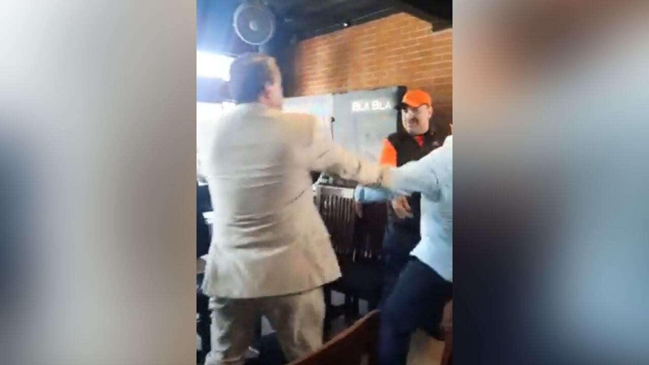 El actor mexicano terminó dos veces en el piso en medio de la pelea.