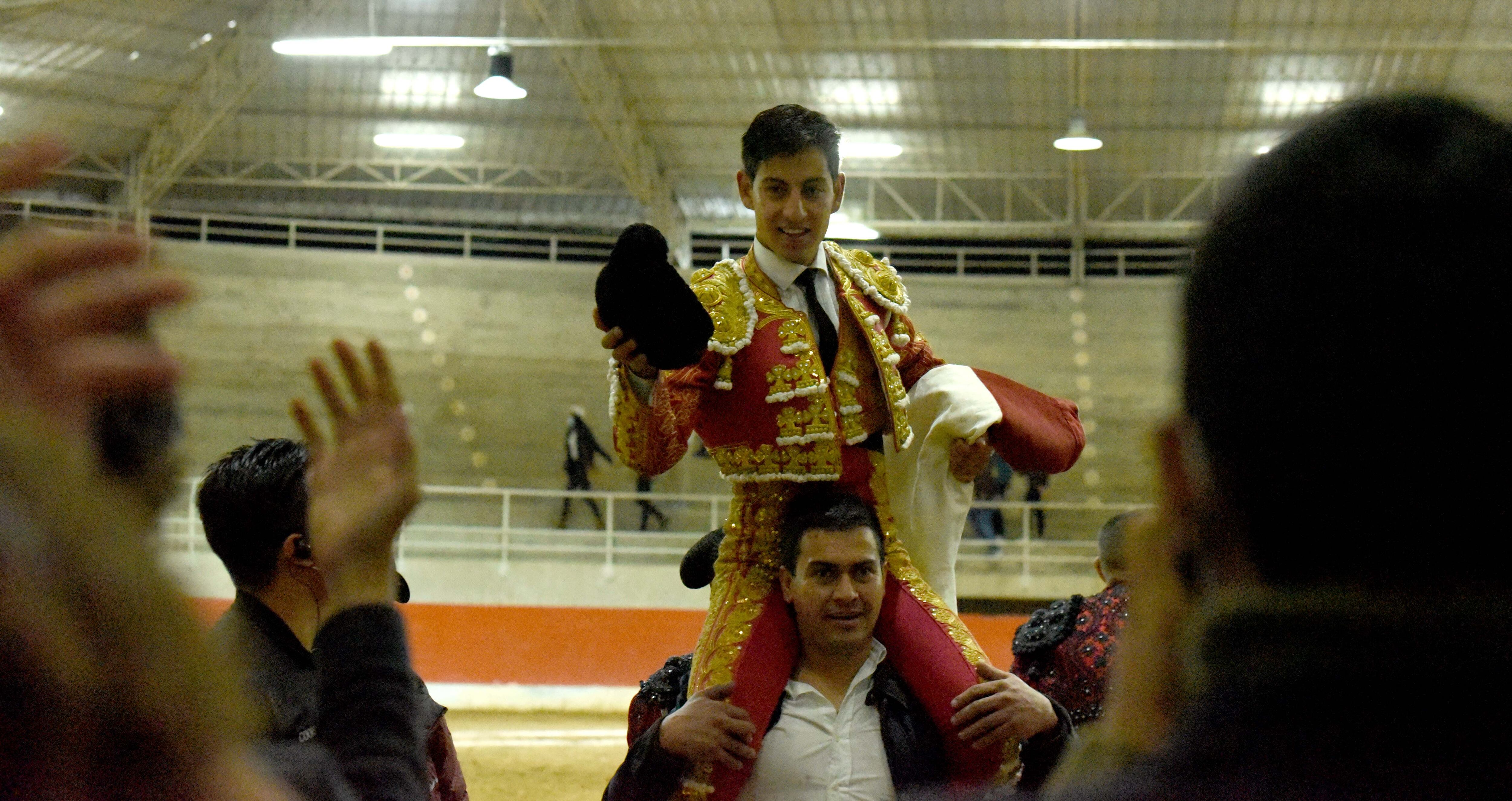 Anderson Sánchez, novillero de Lenguazaque, salió a hombros en la plaza de toros Marruecos. Puente Piedra, Bogotá, 22 de enero de 2022.