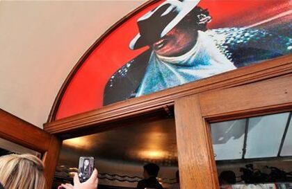 Fanáticos de todo el mundo toman fotos a la imagen de Michael Jackson en el Lyric Theatre, en el centro de Londres, Reino Unido, antes de un evento conmemorativo del primer aniversario de la muerte del cantante estadounidense.