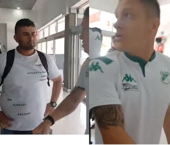 Hinchas increpan a Javier Reina.