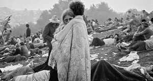 La foto de Nick y Bobbi, abrazados al amanecer y rodeados de hippies, es una de las más icónicas del festival.