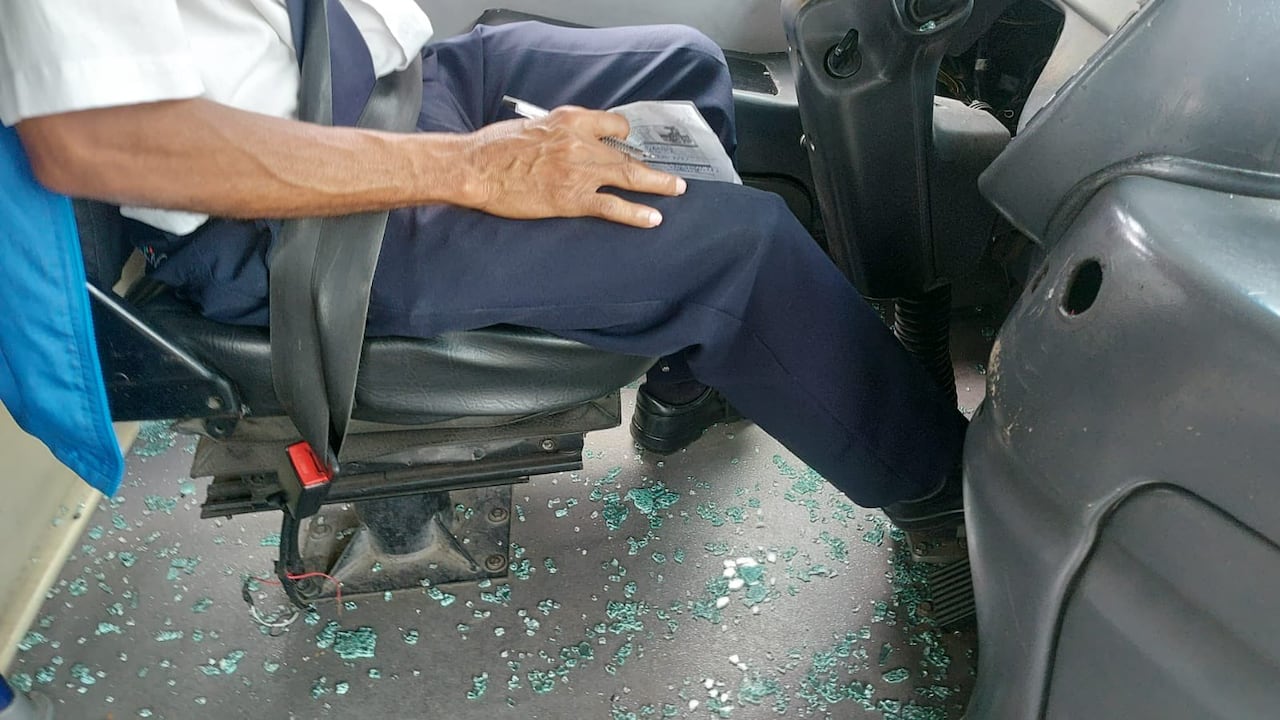 El conductor fue agredido cuando cumplía su ruta en el barrio Desepaz, oriente de Cali.