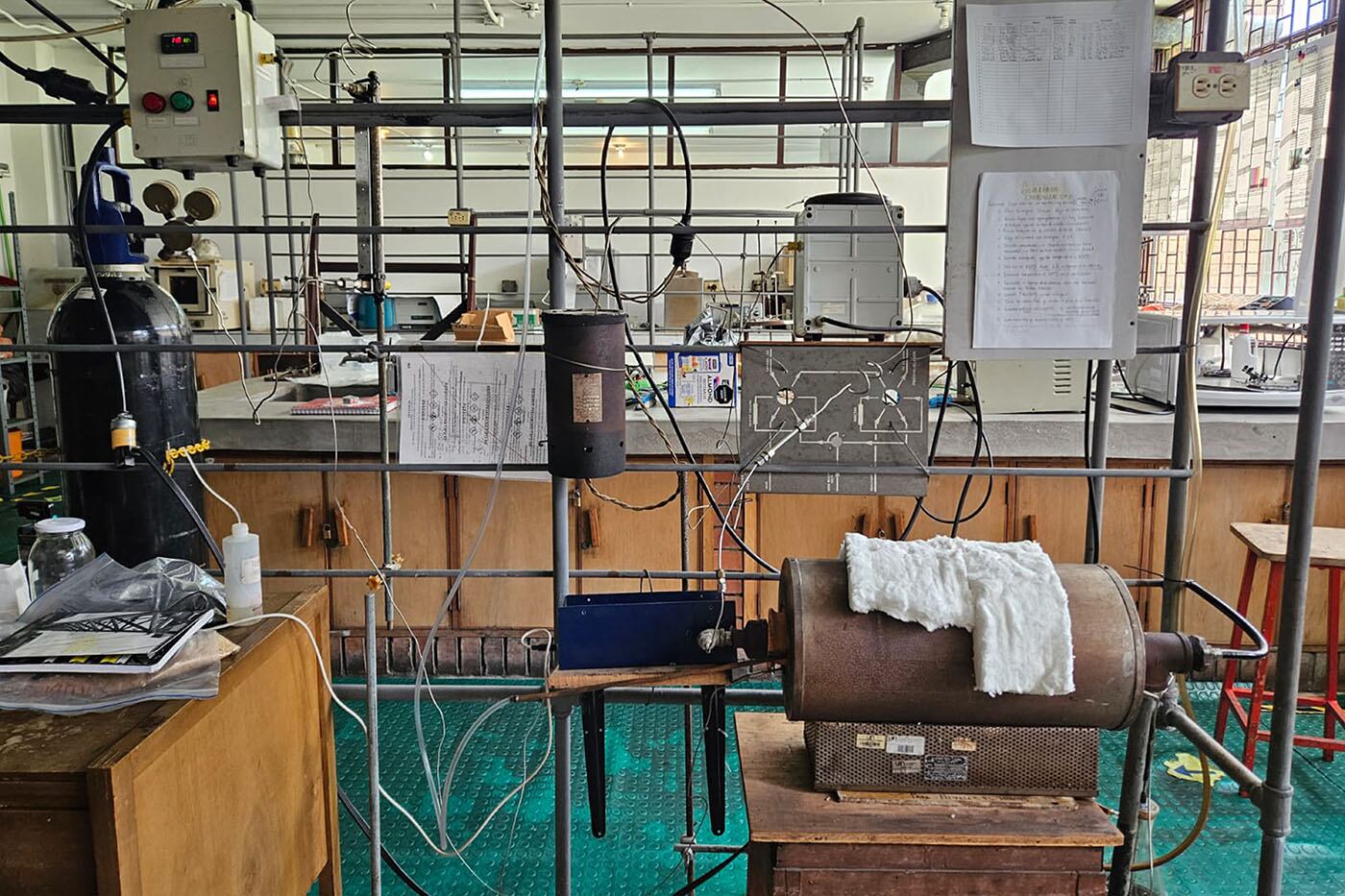 El equipo utilizó cromatografía para medir la eficacia del filtro elaborado con cuncho de café.