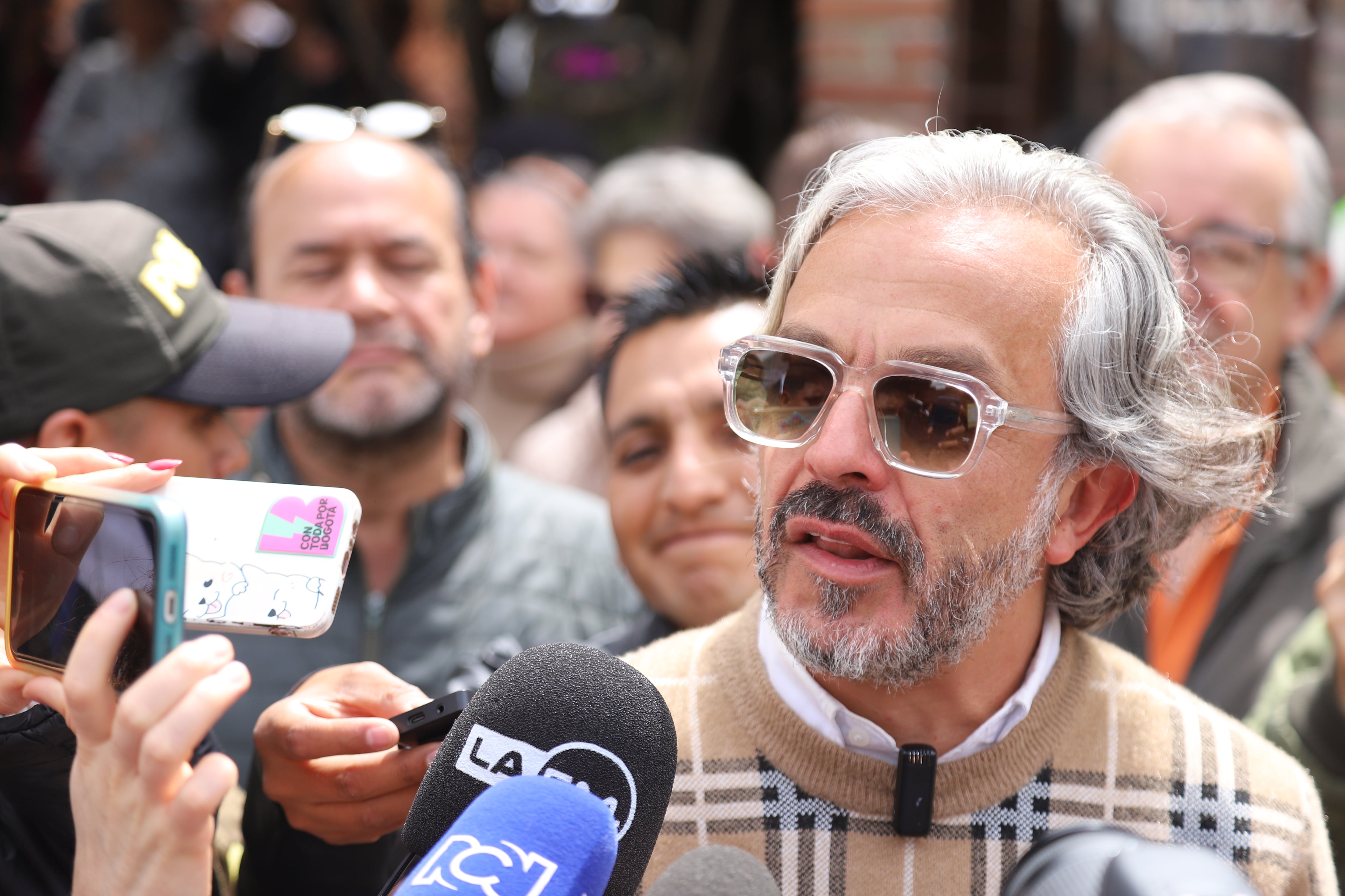 Candidato a la Alcaldía de Bogotá Juan Daniel Oviedo ejerce su derecho al voto