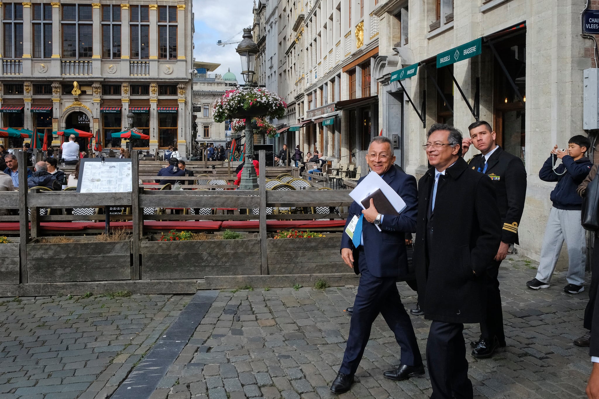 El presidente, Gustavo Petro, el 10 de octubre de 2025 en Bruselas (Bélgica). Estuvo acompañado por la canciller colombiana, Rosa Yolanda Villavicencio, y por el embajador de Colombia en Bruselas, Daniel Prado Albarracín
