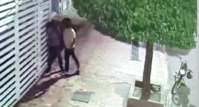 El joven fue golpeado frente a su vivienda.