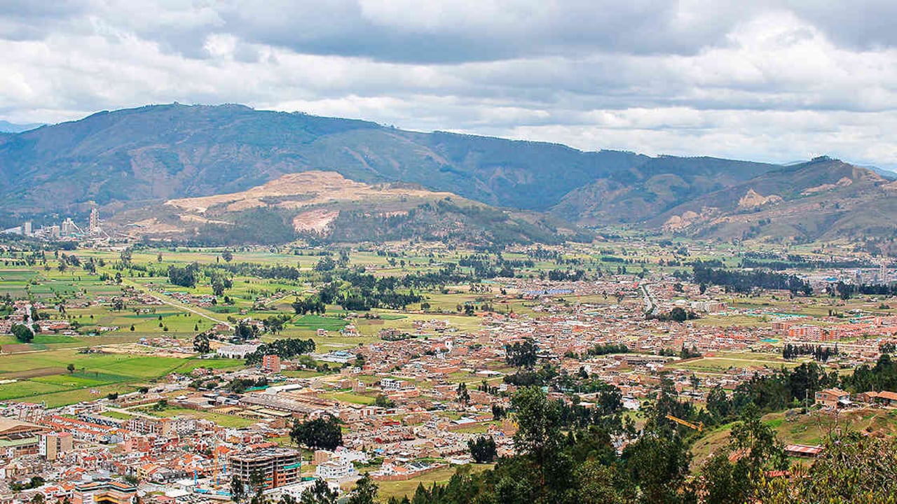 El valle de Sogamoso estaba cubierto por una espesa niebla, consecuencia de la contaminación. La vista hoy es despejada gracias a una drástica reducción del material particulado en el aire.