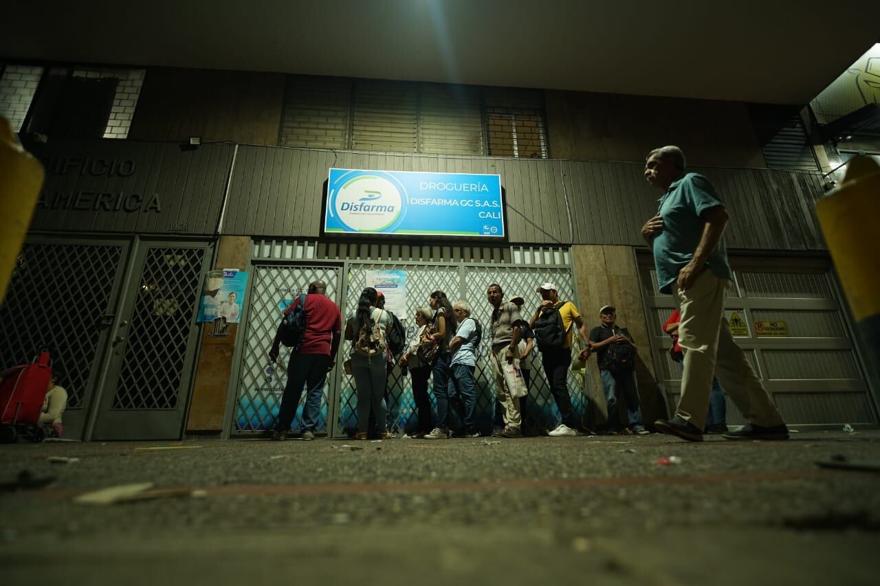 Usuarios de la Nueva EPS en Cali, llegan a hacer cola desde el día anterior, con la idea de coger cupo para la entrega de medicamentos sin importar, que tengan que pasar la noche, durmiendo en el suelo o sobre cartones. Foto Jorge Orozco.