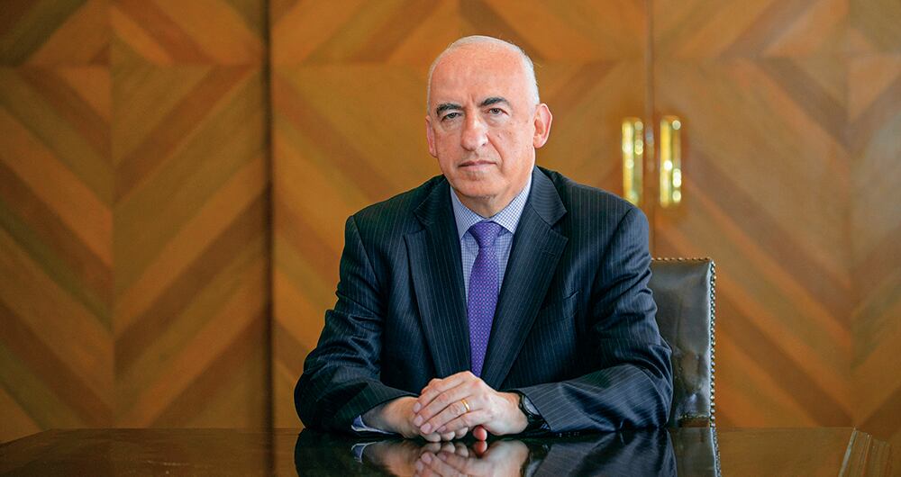 El funcionario explico los detalles de la encuesta.