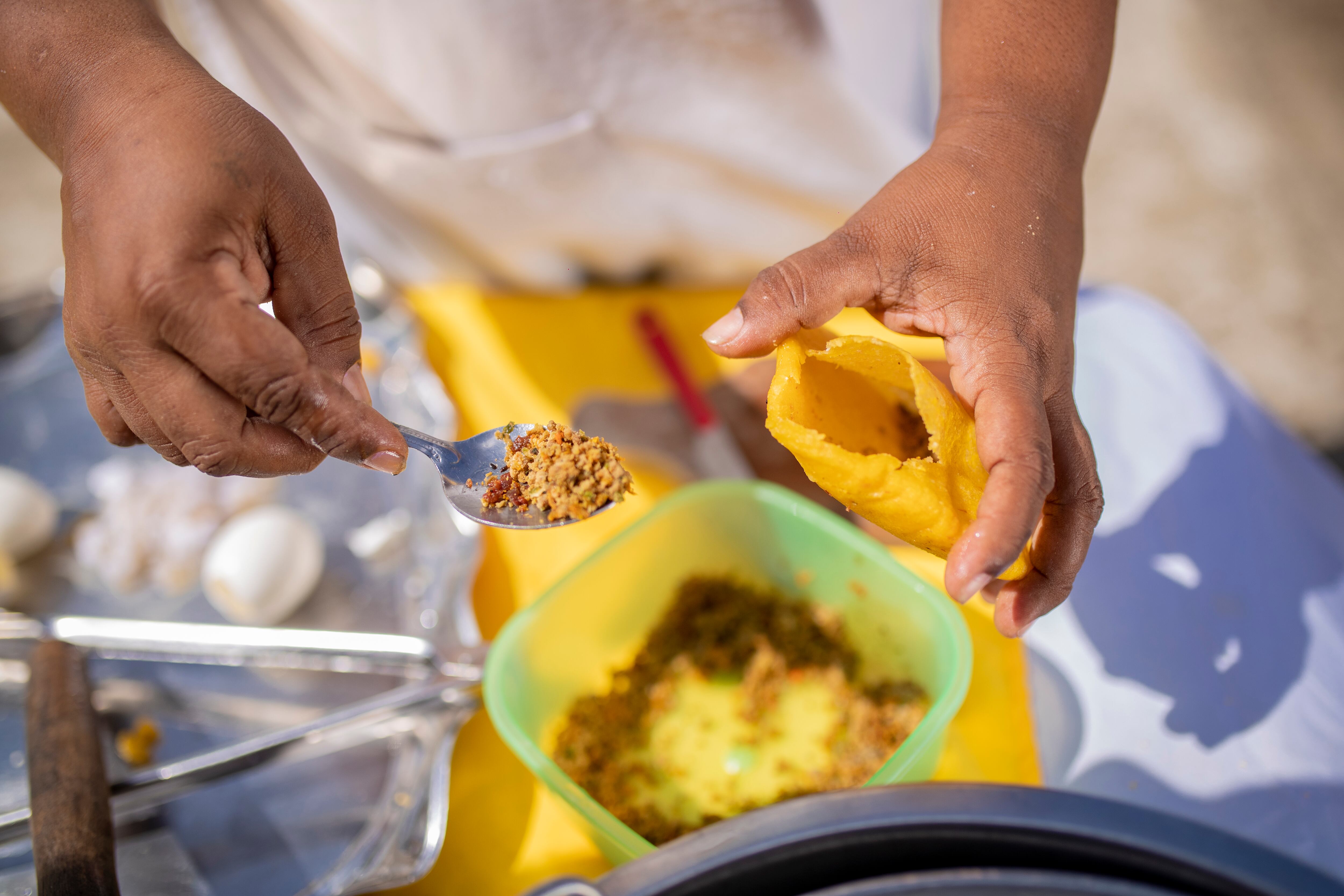 Durante el festival se ofrecerán el Combo Tradicional, que incluye tres arepas de huevo; el Combo Sazón, con tres arepas de huevo rellenas con carne y chicharrón; y el Combo Lo Quiero Todo, que las trae todas.