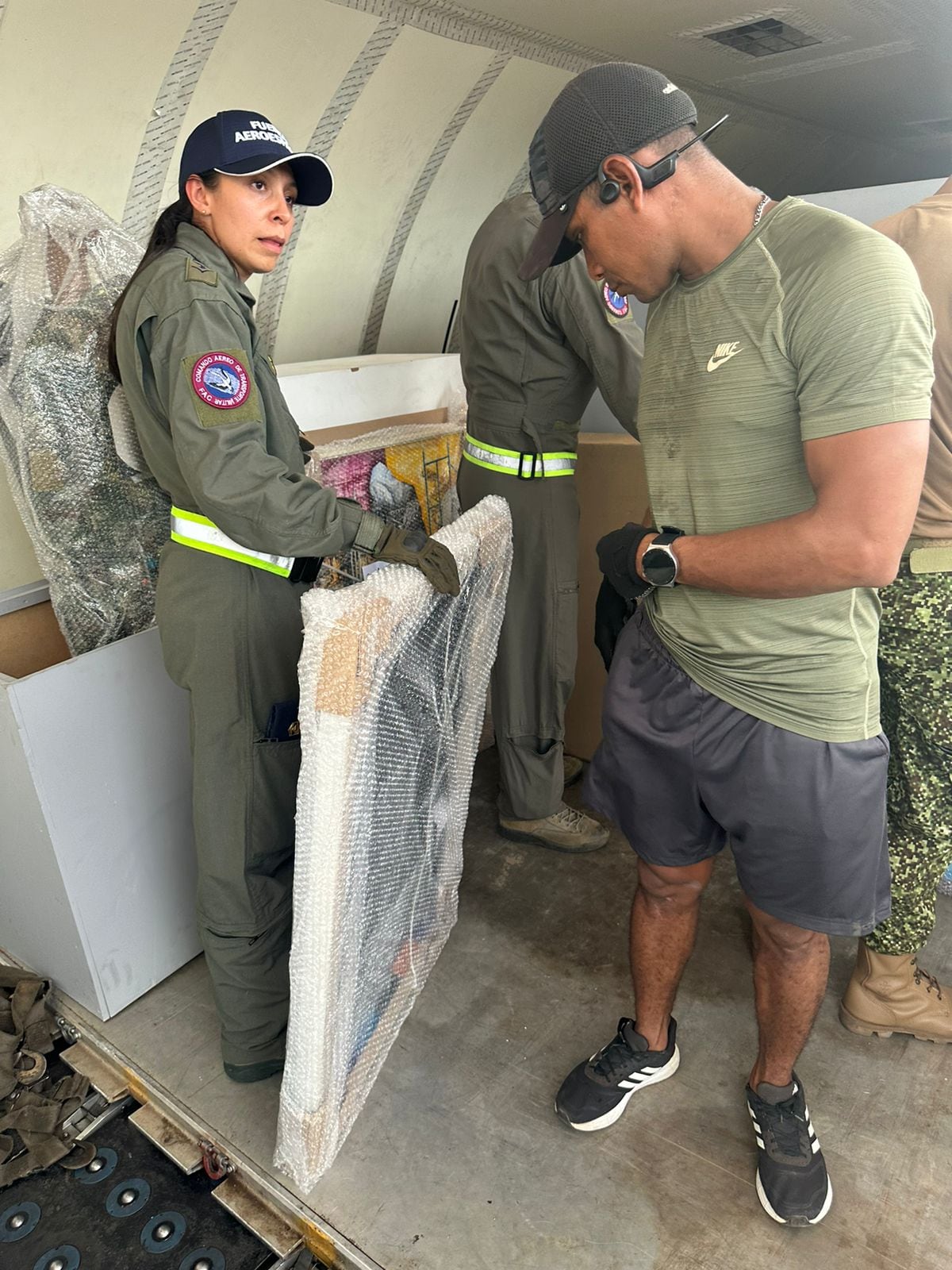 Obras de arte de los "escobitas" en Bogotá, volaron hasta Cartagena a una exposición que se convirtió en homenaje a las Fuerzas Militares