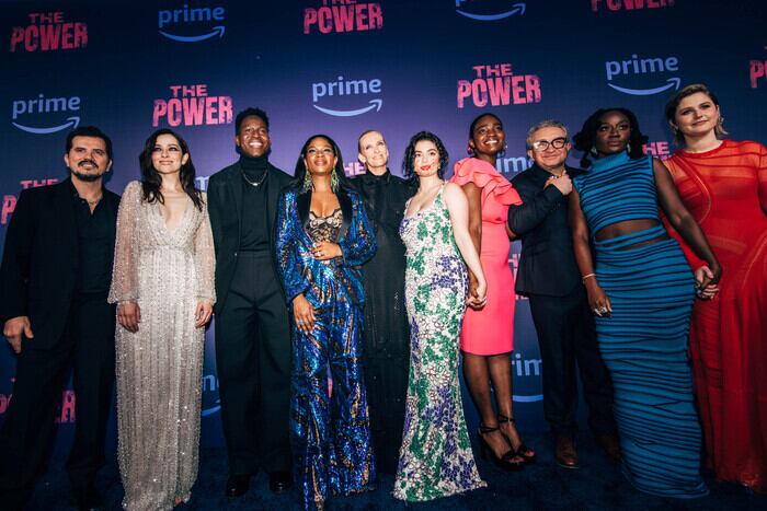 John Leguizamo, Zrinka Cvitesic, Toheeb Jimoh, Edwina Findley, Toni Collette, Auli'i Cravalho, Halle Bush, Eddie Marsan, Heather Agyepong and Ria Zmitrowicz at "The Power"  en Nueva York . (Photo by Alyssa Greenberg/Prime Video)