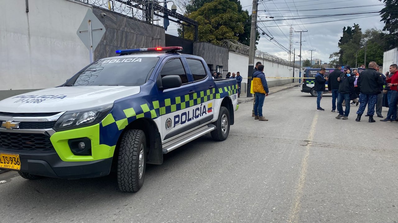 La Policía acordonó la zona donde este viernes se presentó un atentado sicarial en contra de cuatro dragoneantes del Inpec en inmediaciones a la cárcel La Modelo, de Bogotá.