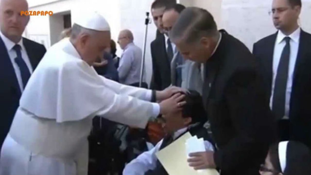 El exorcismo se practica por algunos católicos romanos, pero trata con profundo escepticismo por otros.