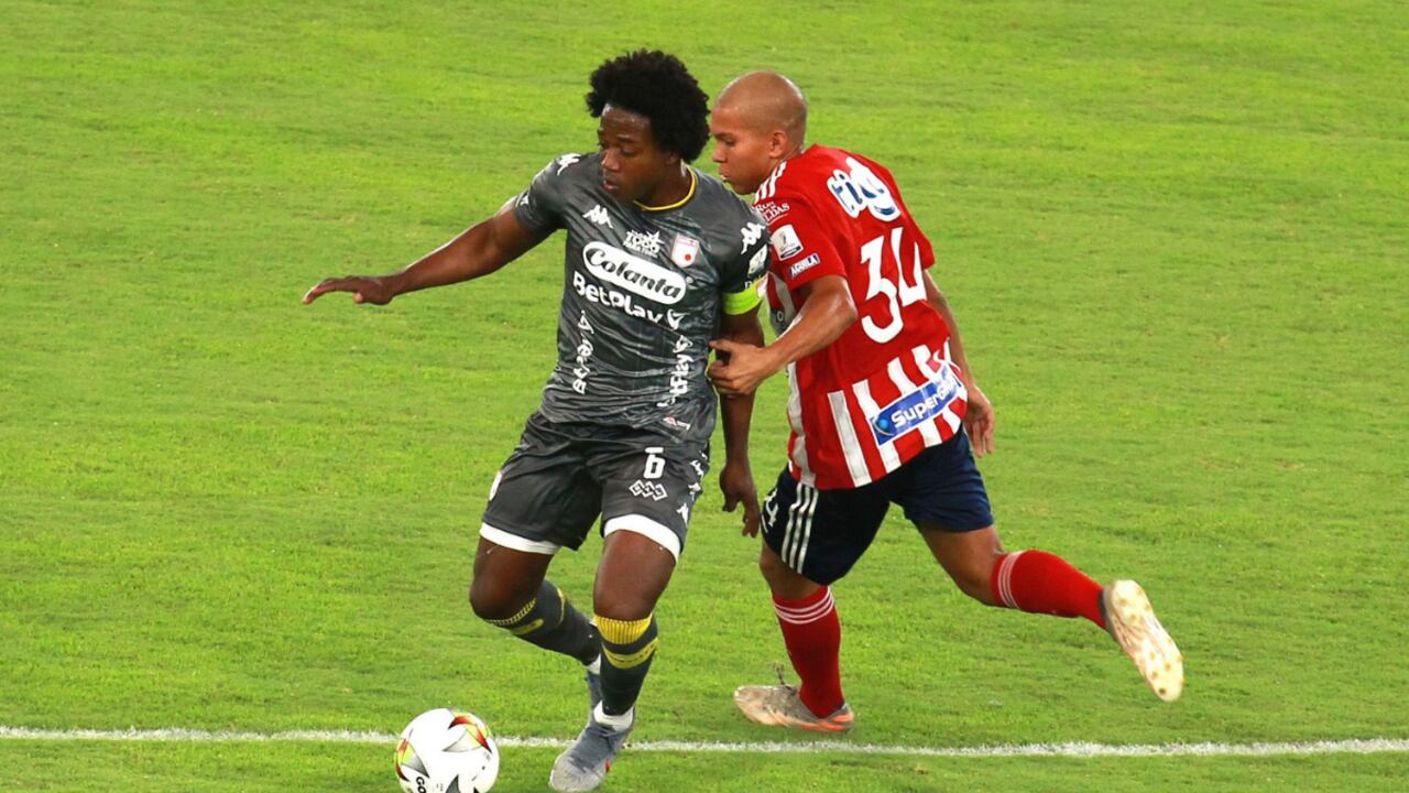 Carlos Sánchez disputando un balón con Gutiérrez.