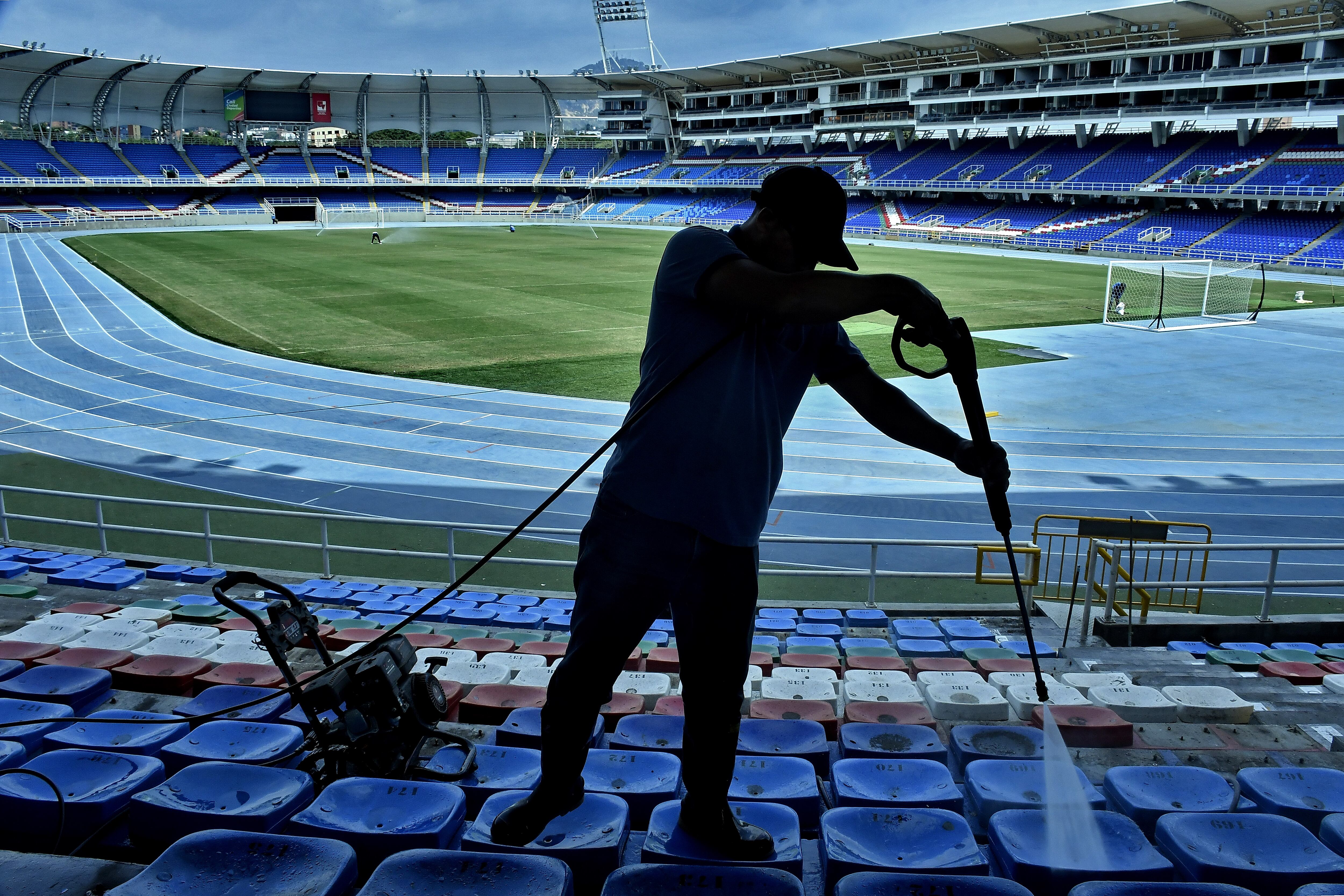 Otra vez el Estadio Pascual Guerrero esta quedando en buenas condiciones , después del que el año pasado hinchas del América dañaron gran parte de las graderías y baños de la zona sur.
también dejando a punto el tema de la grama ya que con los conciertos de diciembre se deteriora mucho. Fotos Raúl Palacios / El País.