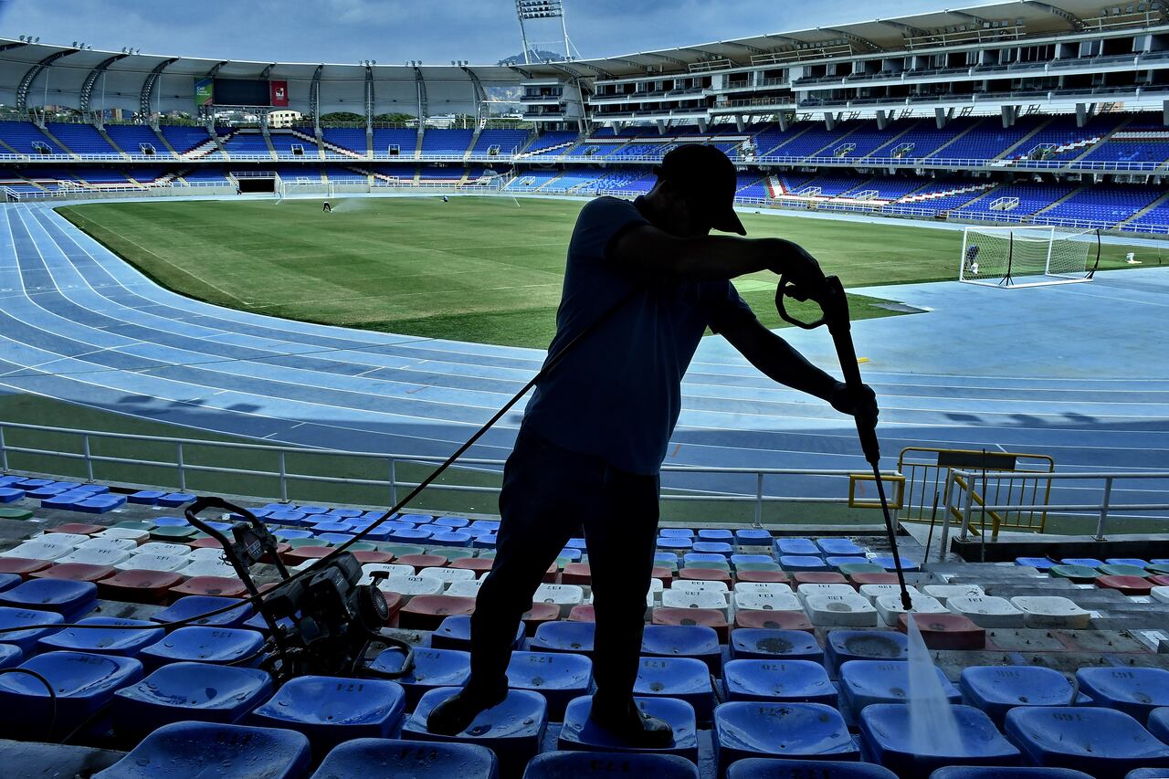Otra vez el Estadio Pascual Guerrero esta quedando en buenas condiciones , después del que el año pasado hinchas del América dañaron gran parte de las graderías y baños de la zona sur.
también dejando a punto el tema de la grama ya que con los conciertos de diciembre se deteriora mucho. Fotos Raúl Palacios / El País.