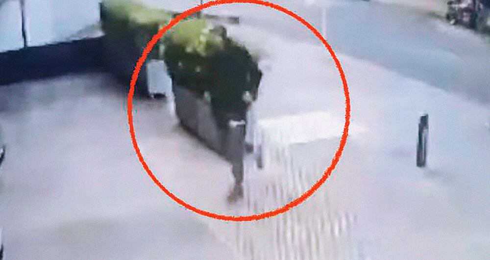 El motociclista recuerda la escena, la misma que quedó en las cámaras de seguridad, segundos de acción, de un cruce de disparos y él, en la mitad, luego con el asesino en la espalda. 