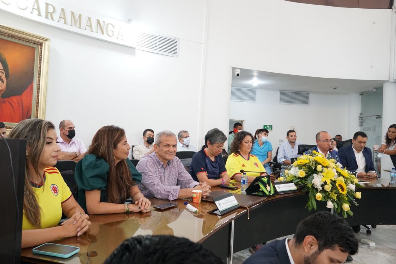 Carlos Ramón González con Claudia López y Angélica Lozano en la condecoración del Concejo de Bucaramanga en 2022