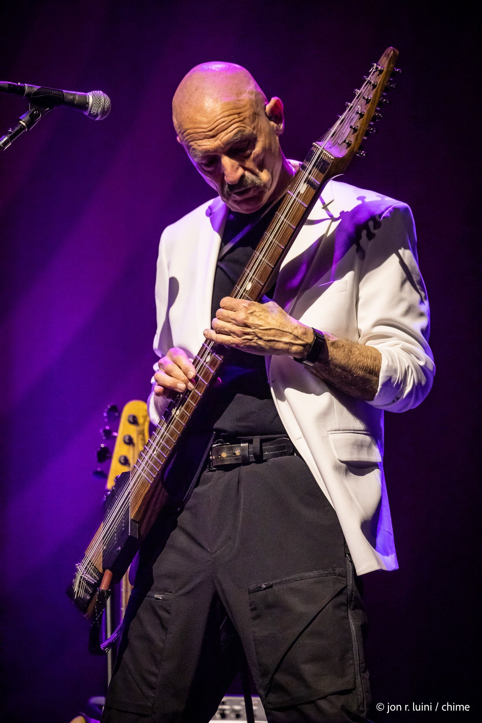 Tony Levin, en el bajo y el Chapman Stick, es una figura musical impresionante.